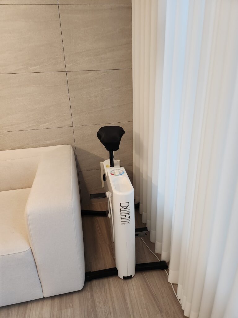 한동안 안 타고 제자리에 있는 실내 자전거